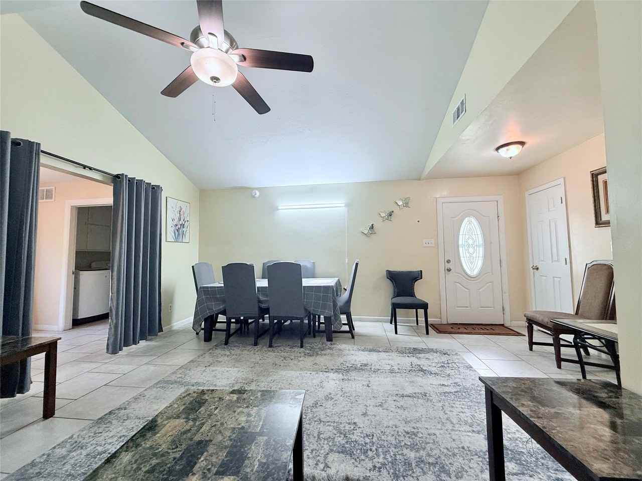 3702 Lindsey Ct - Photo 3 of 17