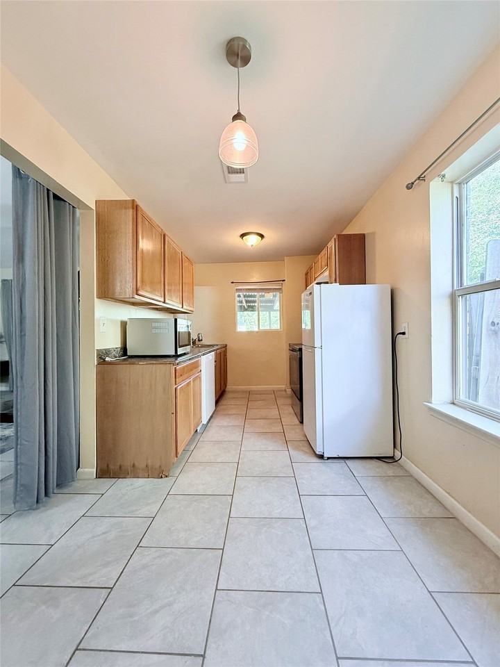 3702 Lindsey Ct - Photo 5 of 17