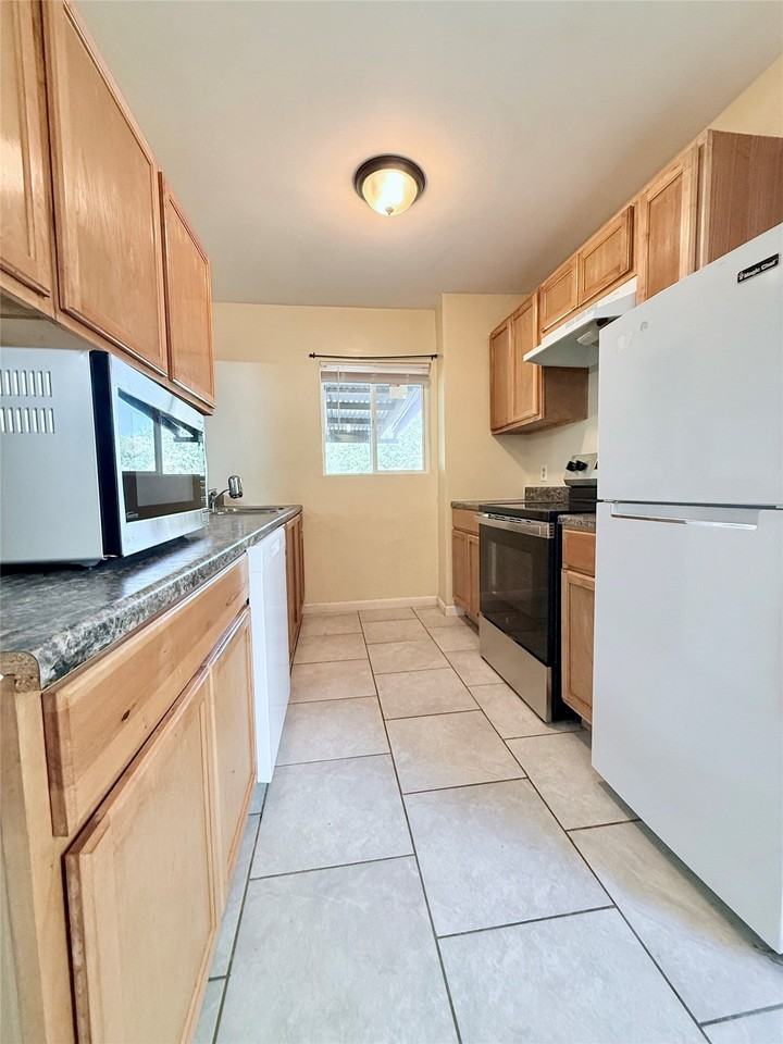 3702 Lindsey Ct - Photo 6 of 17