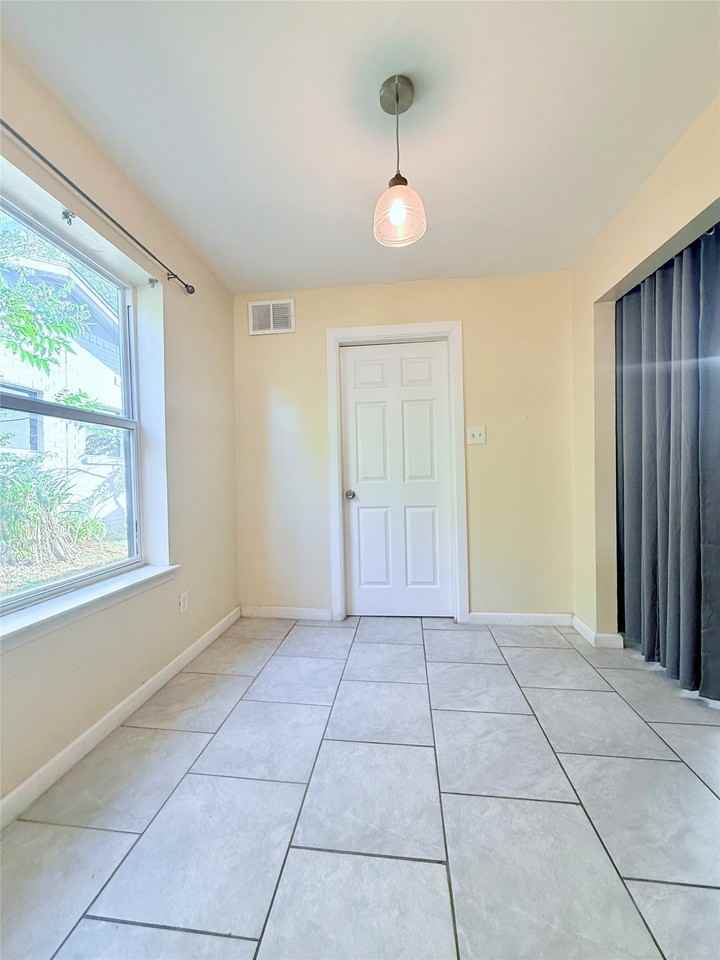 3702 Lindsey Ct - Photo 7 of 17