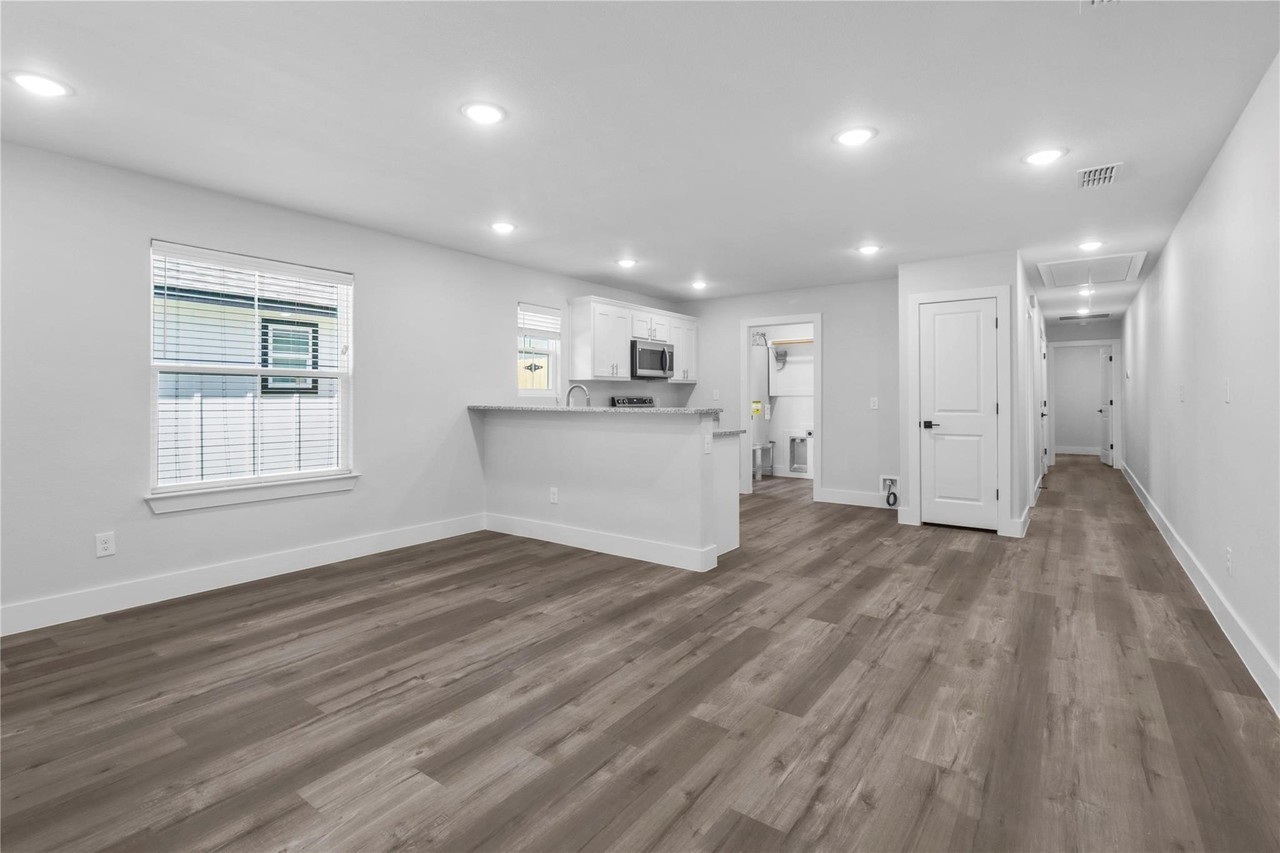 406 W 6th St #2 - Photo 2 of 16