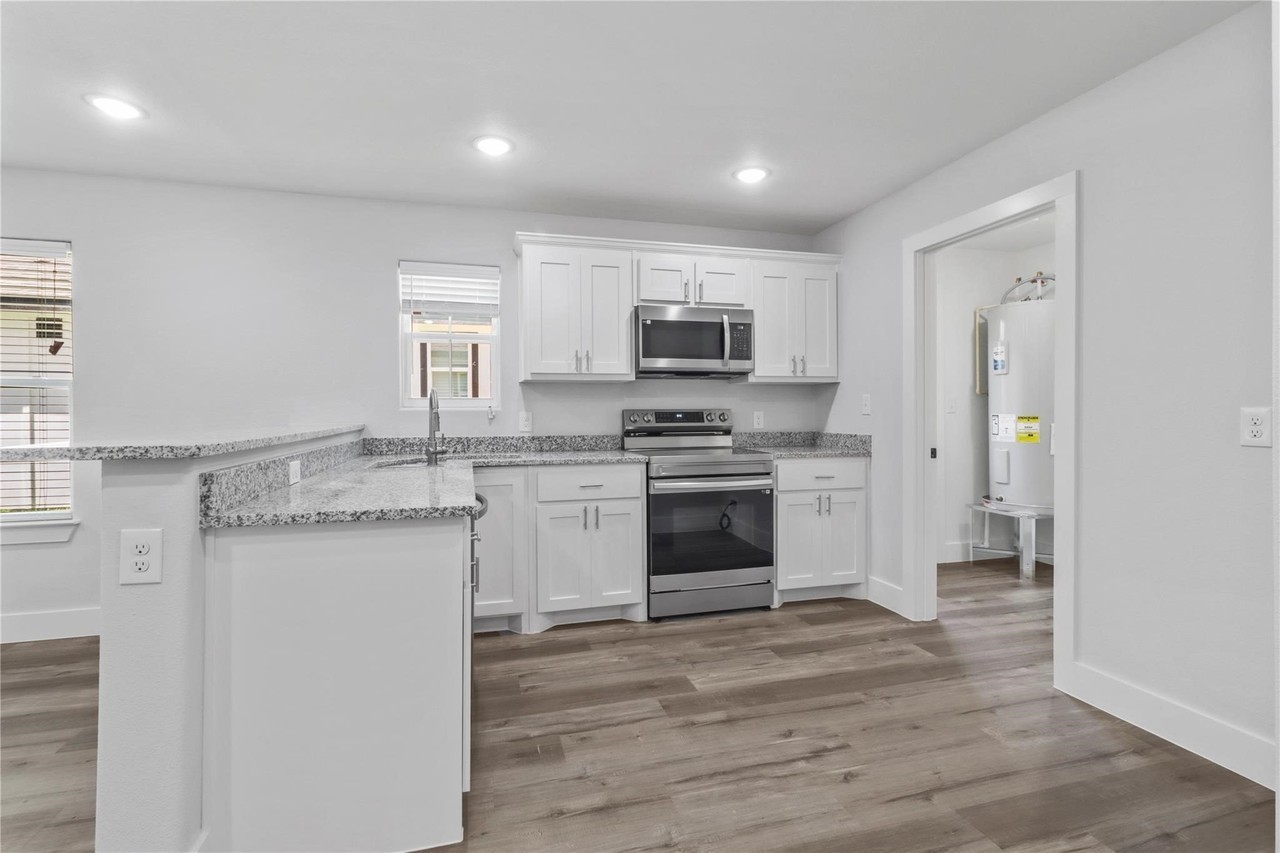 406 W 6th St #2 - Photo 3 of 16