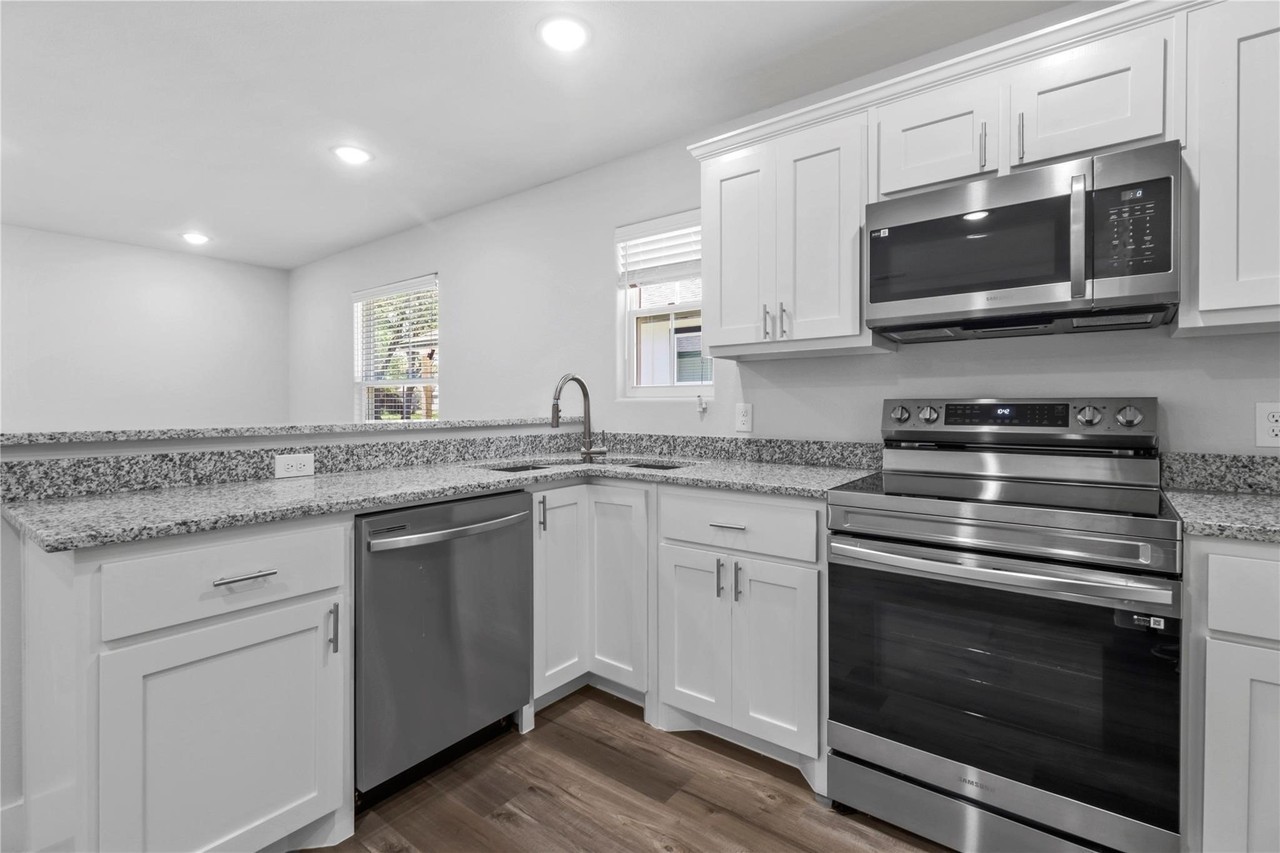 406 W 6th St #2 - Photo 4 of 16