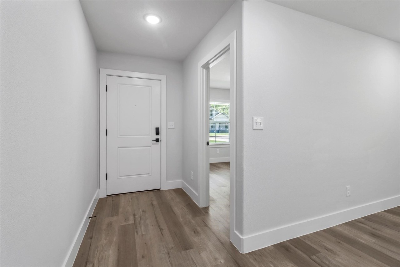 406 W 6th St #2 - Photo 5 of 16