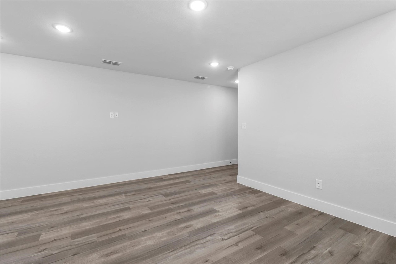 406 W 6th St #2 - Photo 7 of 16