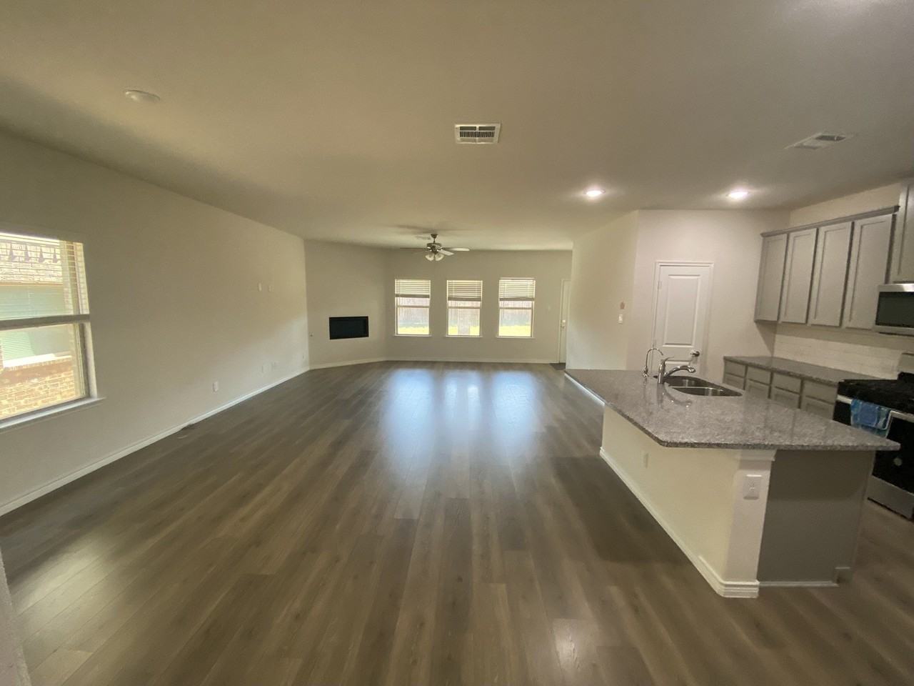 10528 Breezeway Dr - Photo 4 of 34