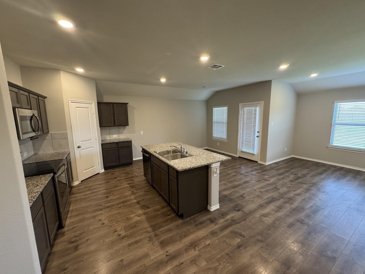 929 Alton Dr - Photo 4 of 16