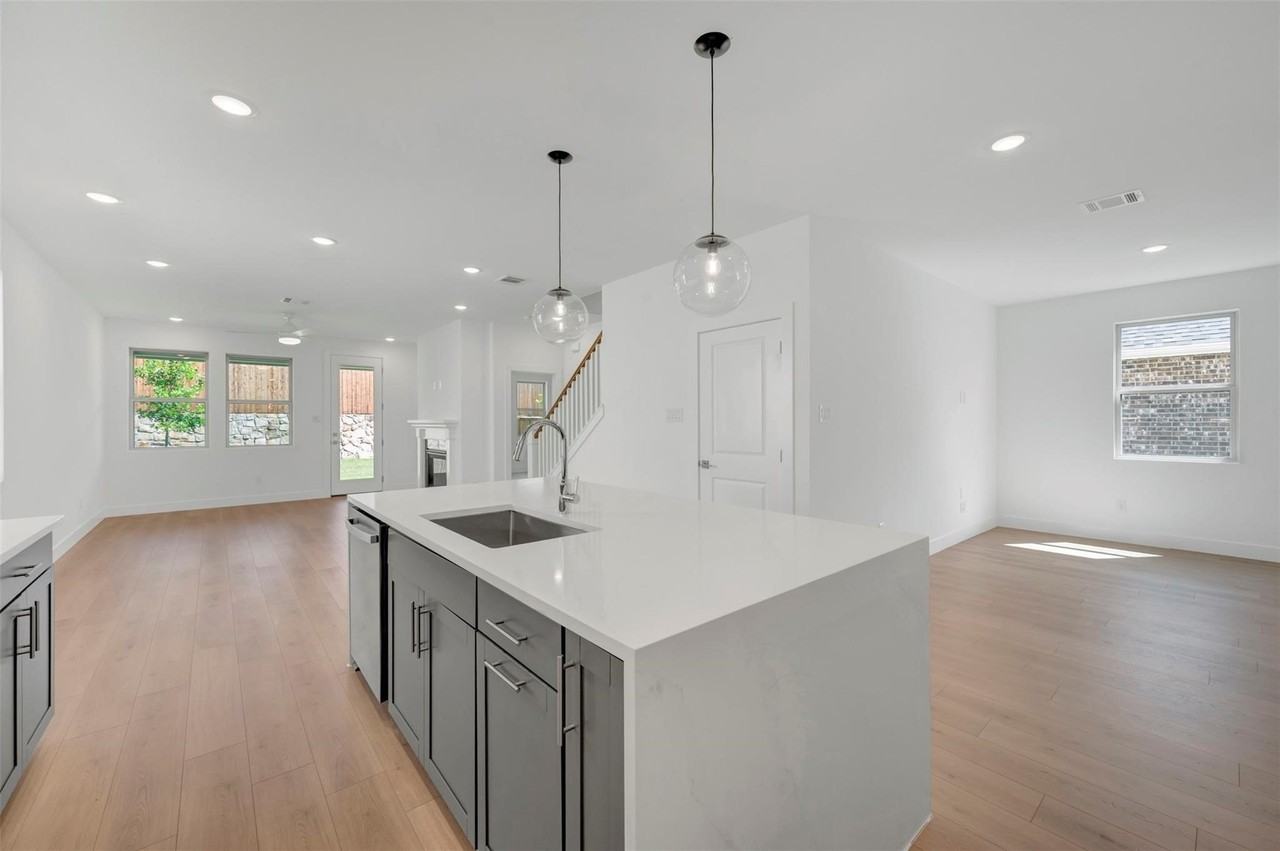 521 Sagebrush Trl - Photo 3 of 17