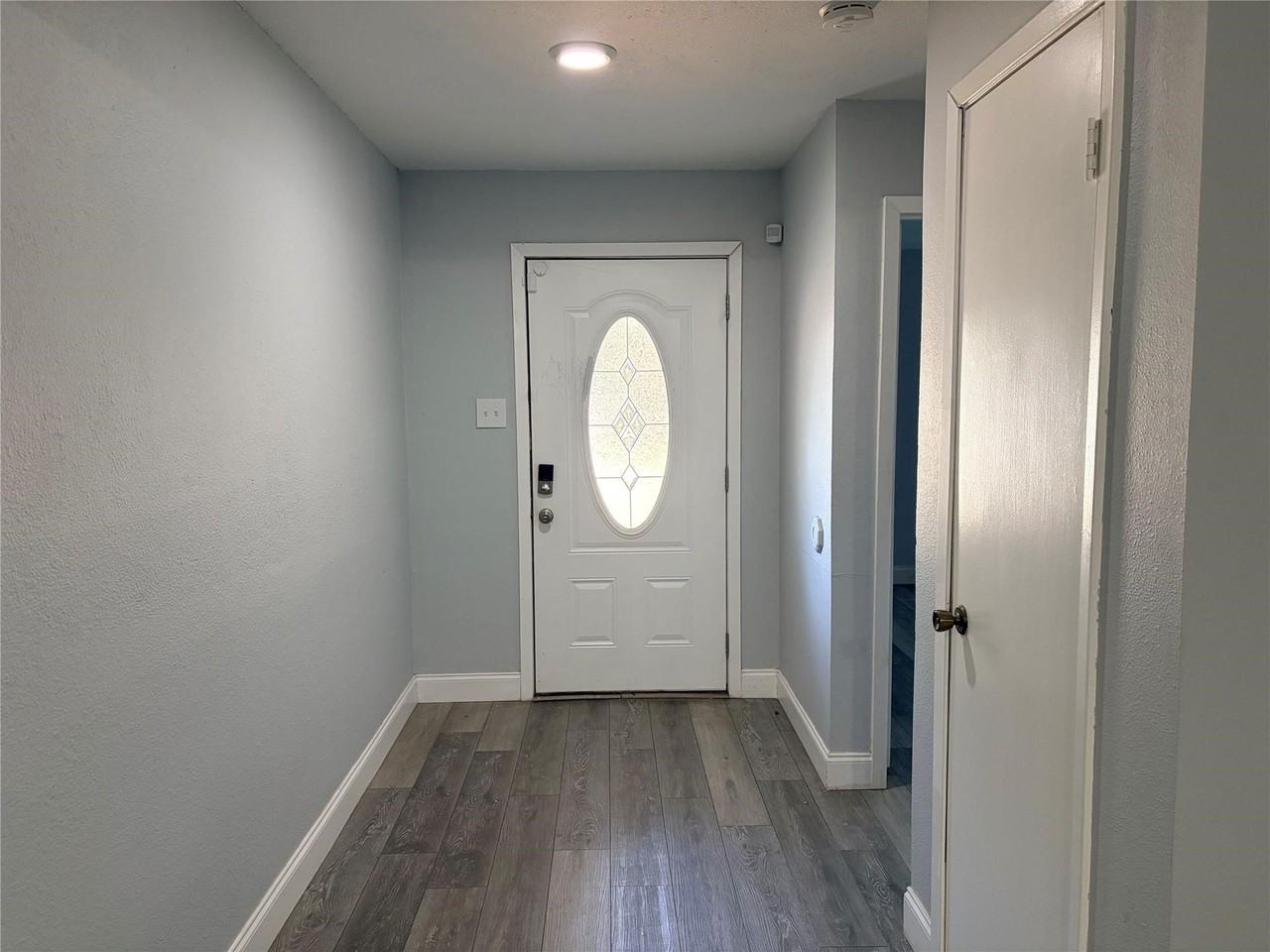 1025 Fox River Ln - Photo 2 of 18