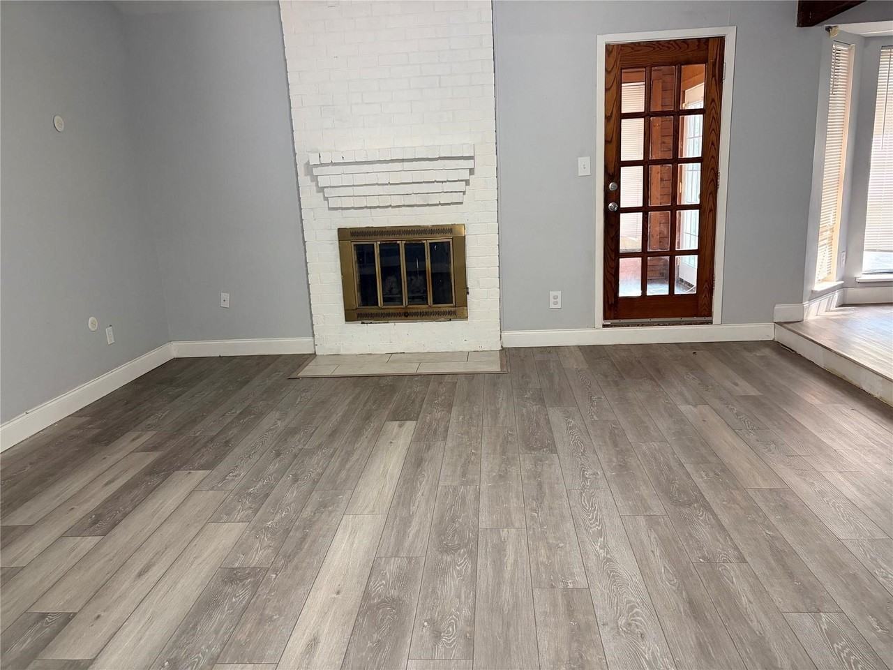 1025 Fox River Ln - Photo 3 of 18