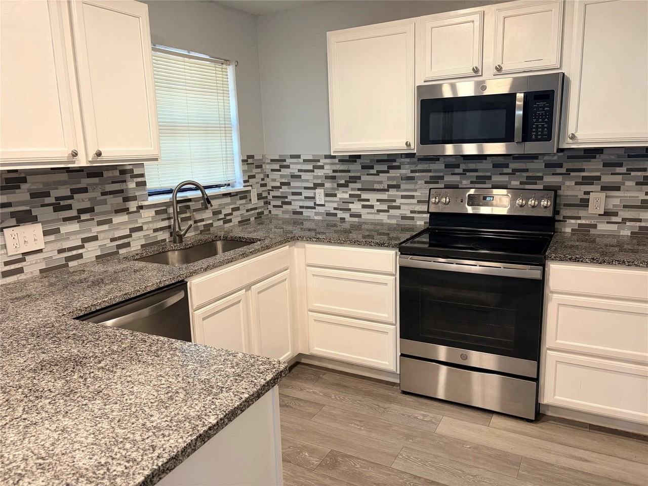 1025 Fox River Ln - Photo 6 of 18