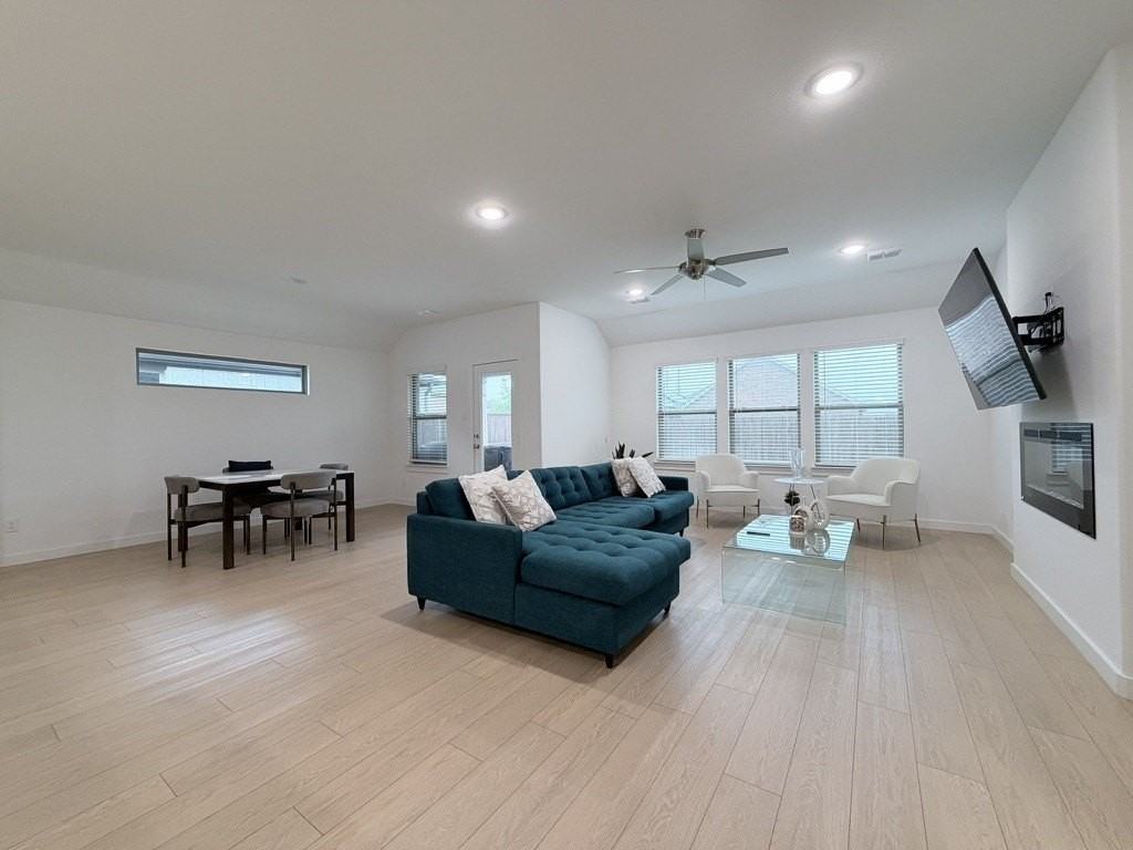 670 Parkside Dr - Photo 3 of 30