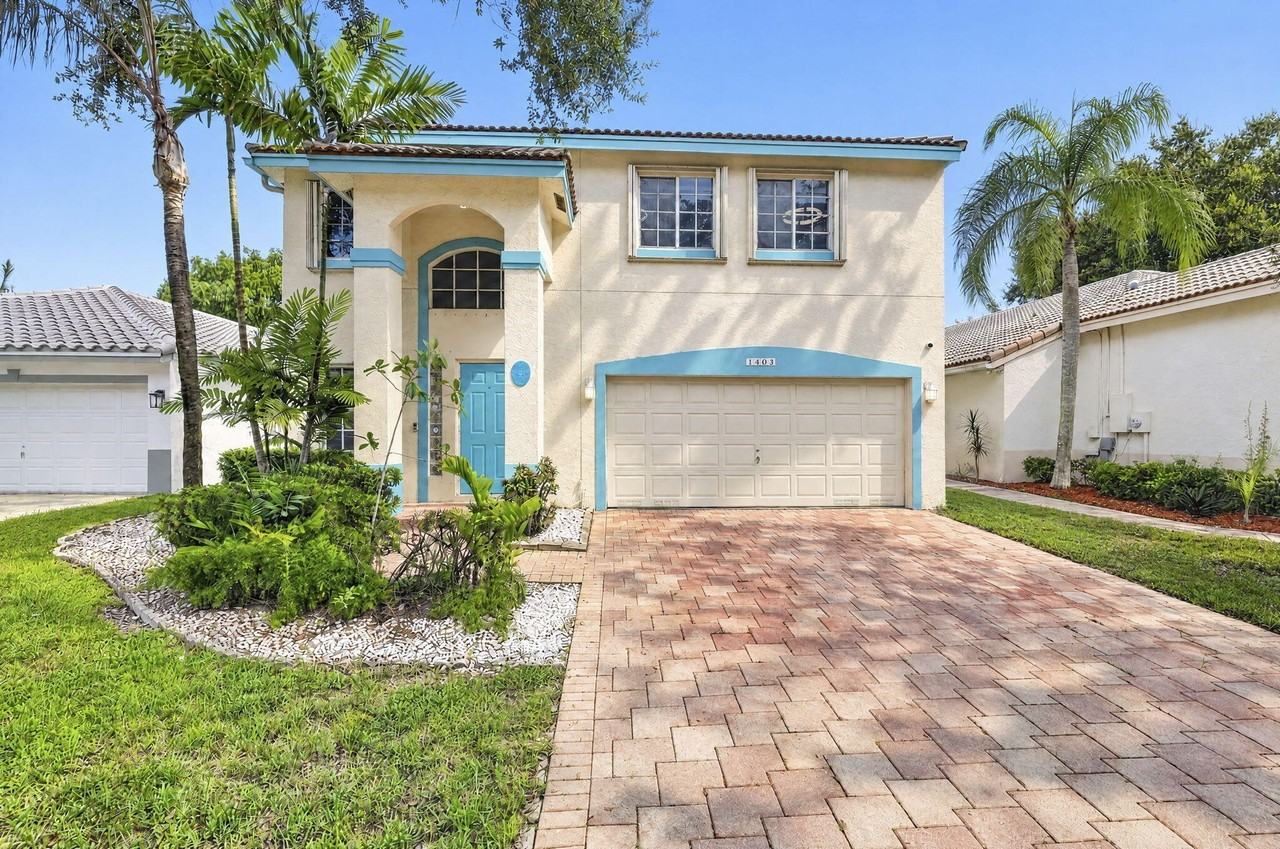 1403 Banyan Cir - Photo 2 of 36