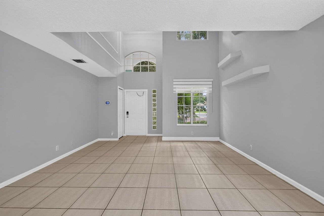 1403 Banyan Cir - Photo 3 of 36