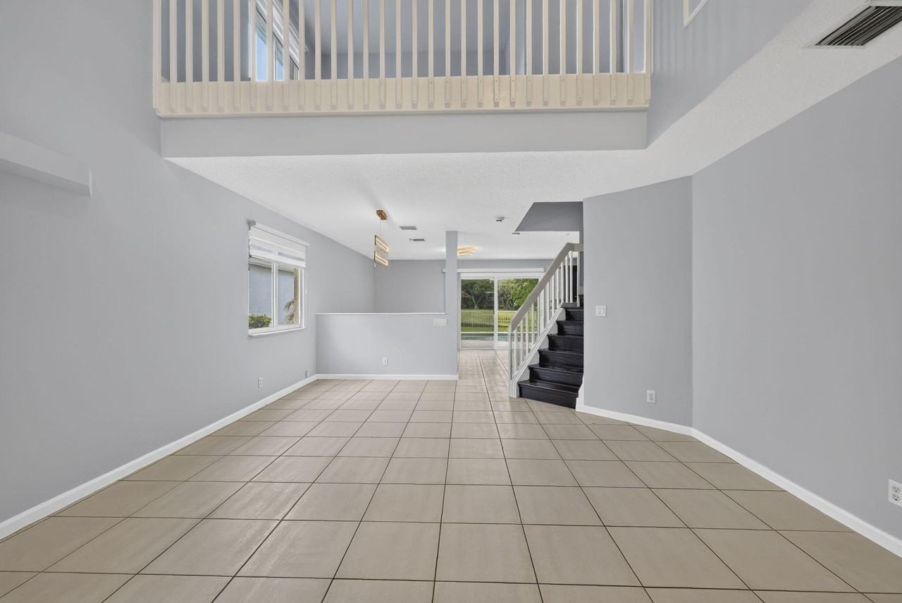 1403 Banyan Cir - Photo 4 of 36