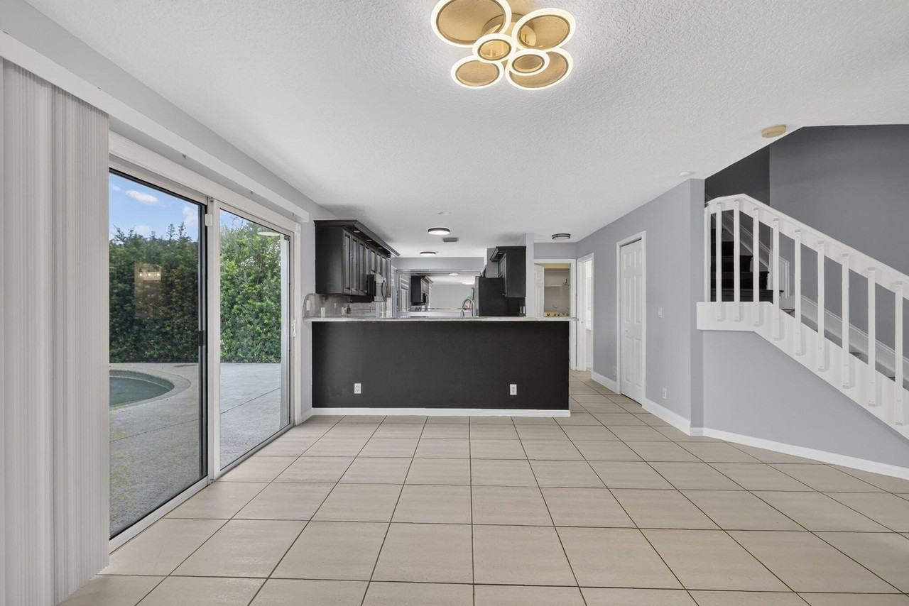 1403 Banyan Cir - Photo 6 of 36