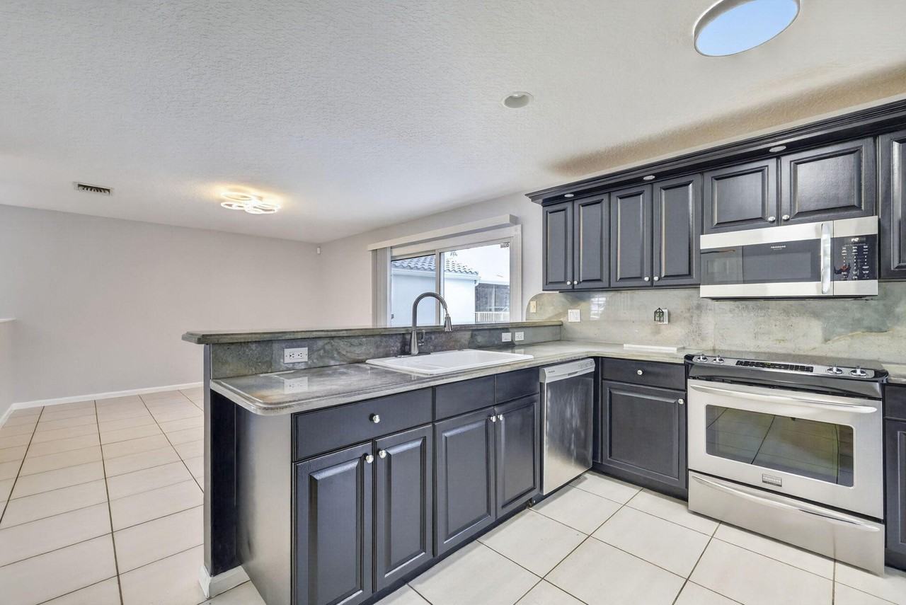 1403 Banyan Cir - Photo 7 of 36
