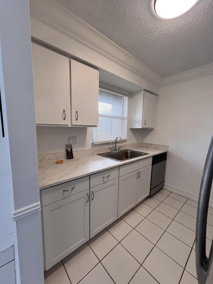 5403 Bayside Dr - Photo 3 of 35