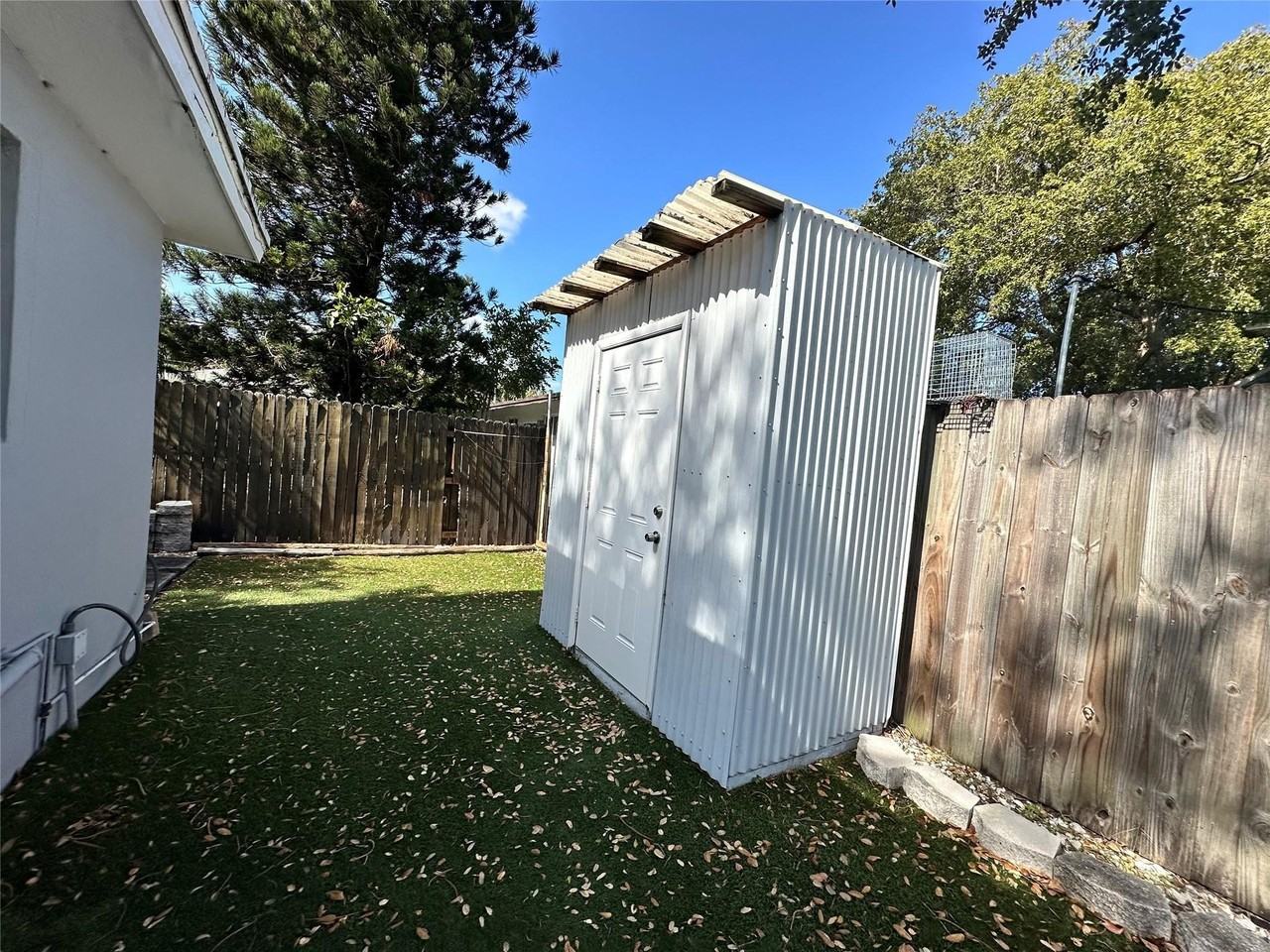 1075 Ne 32nd St #REAR - Photo 6 of 16