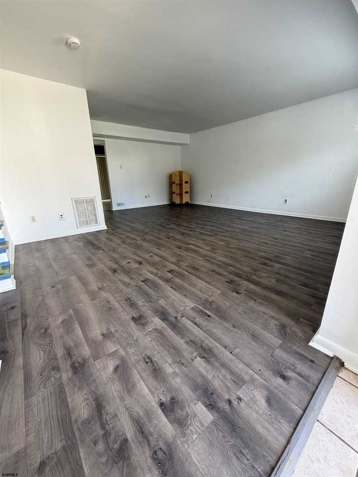 122 London Ct #122 - Photo 2 of 27