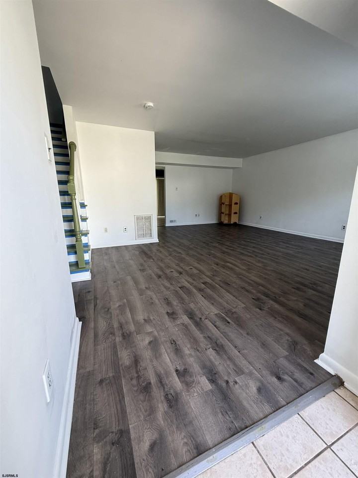 122 London Ct #122 - Photo 3 of 27
