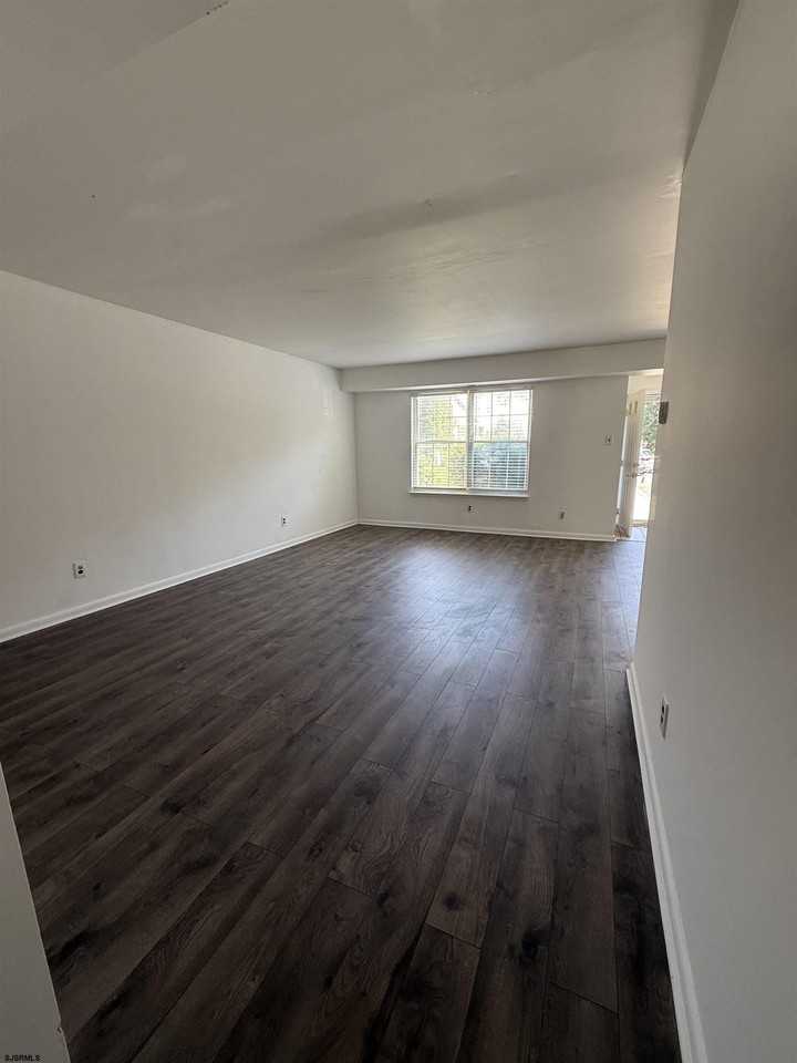 122 London Ct #122 - Photo 4 of 27
