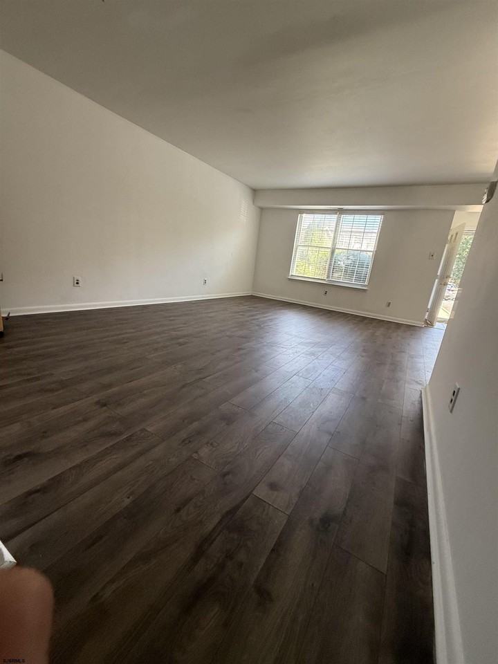 122 London Ct #122 - Photo 5 of 27