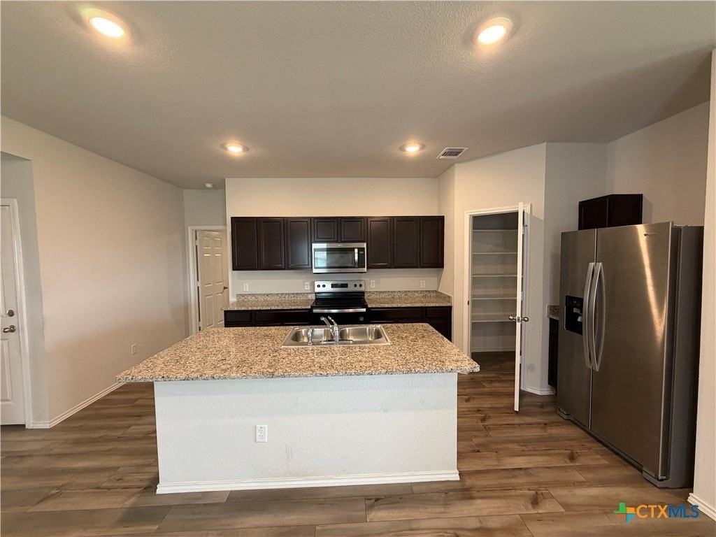 818 Mclellan Dr - Photo 3 of 15