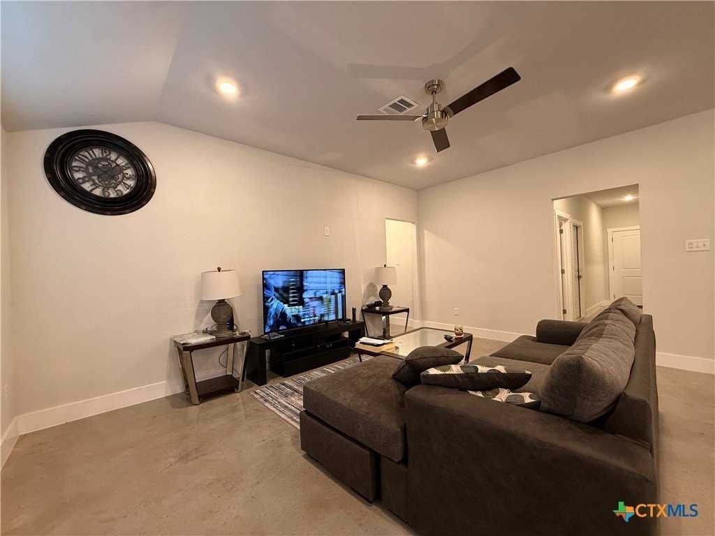 1055 Lexington Dr - Photo 3 of 15