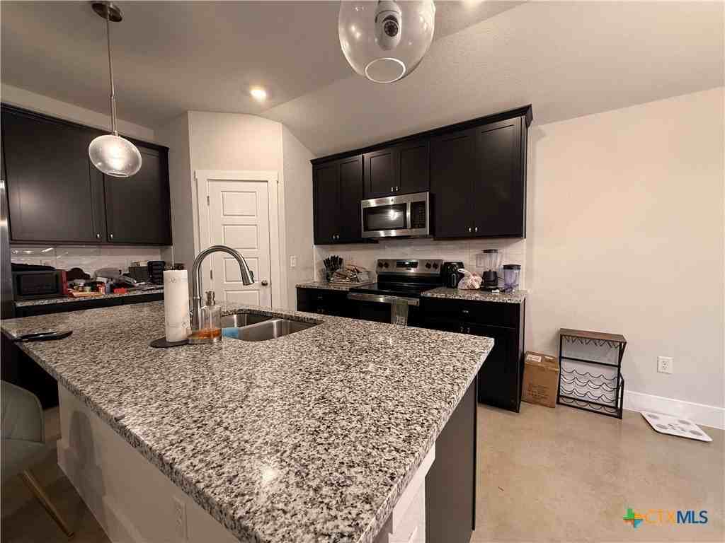 1055 Lexington Dr - Photo 4 of 15