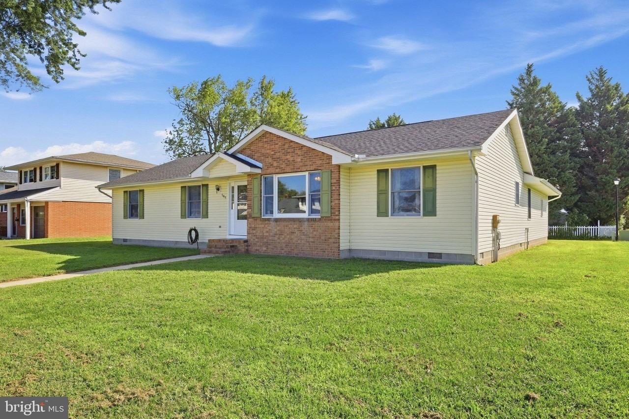 949 Janeka Ln - Photo 2 of 37