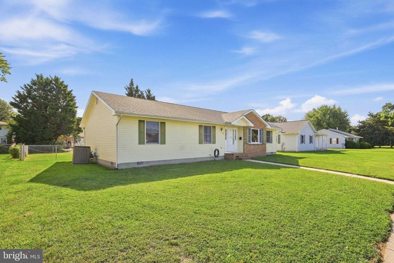 949 Janeka Ln - Photo 4 of 37