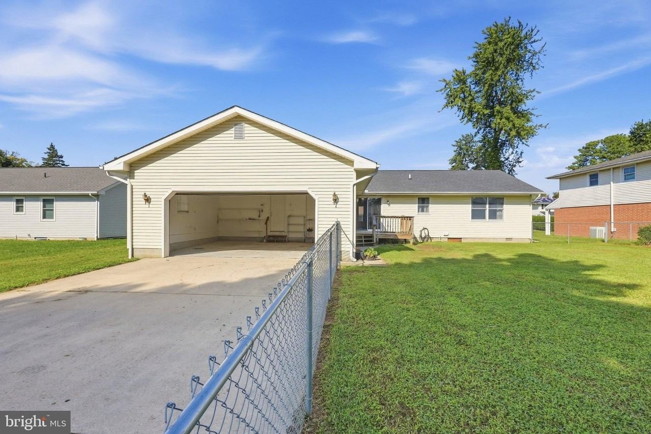 949 Janeka Ln - Photo 5 of 37