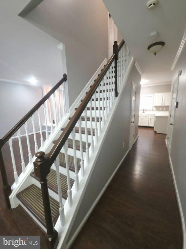 3218 Guilford Dr - Photo 4 of 50