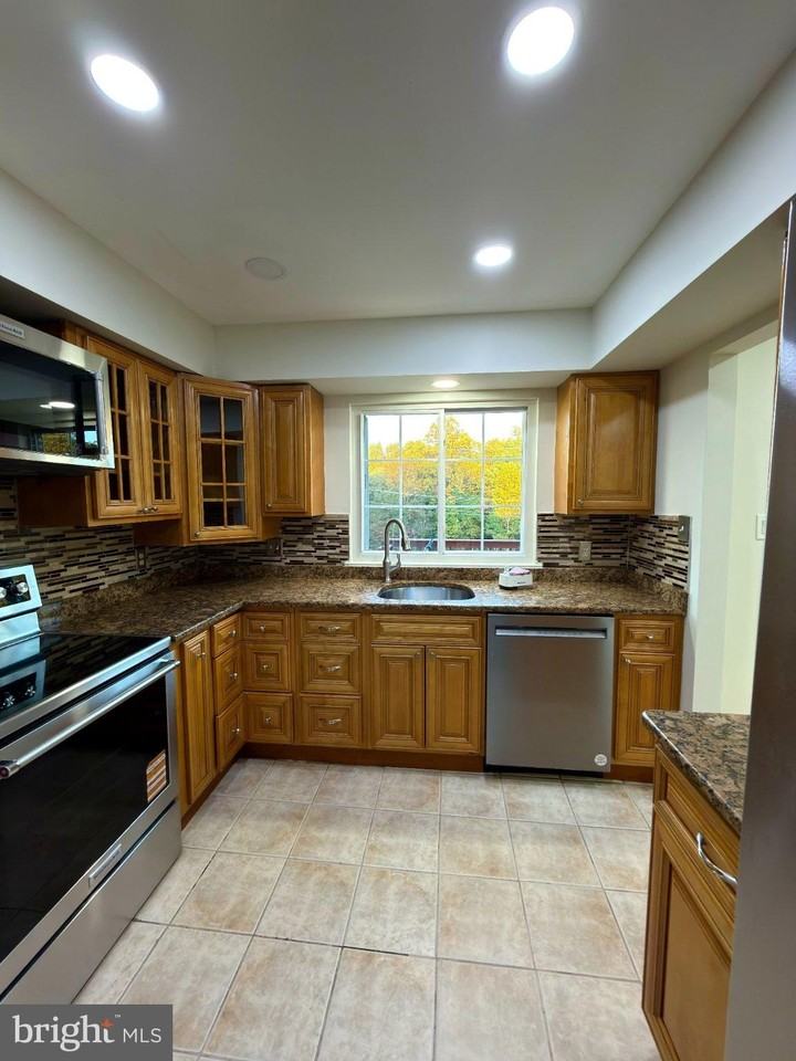 9 Gravenhurst Ct - Photo 2 of 21