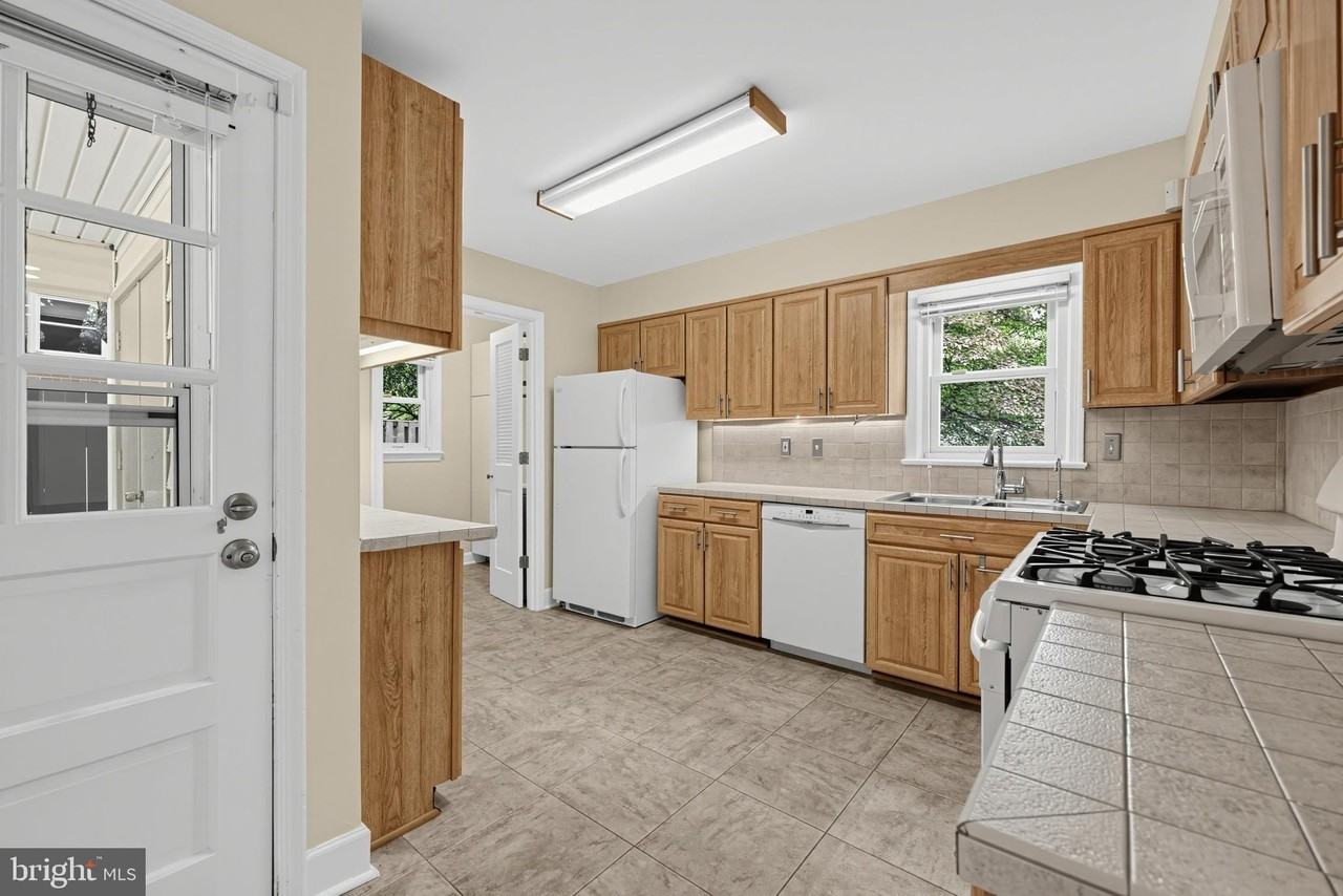 8507 Victory Ln - Photo 5 of 41