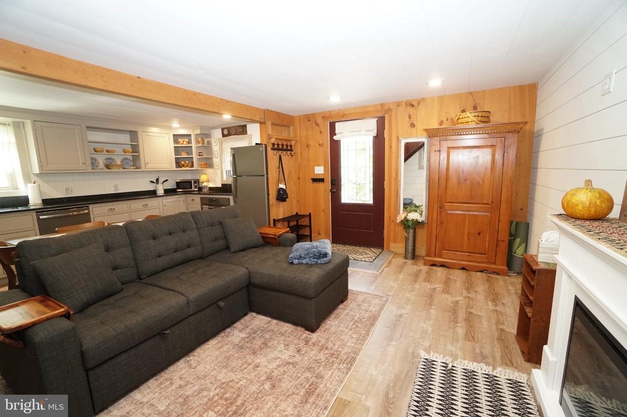 325 E Walnut St - Photo 2 of 15