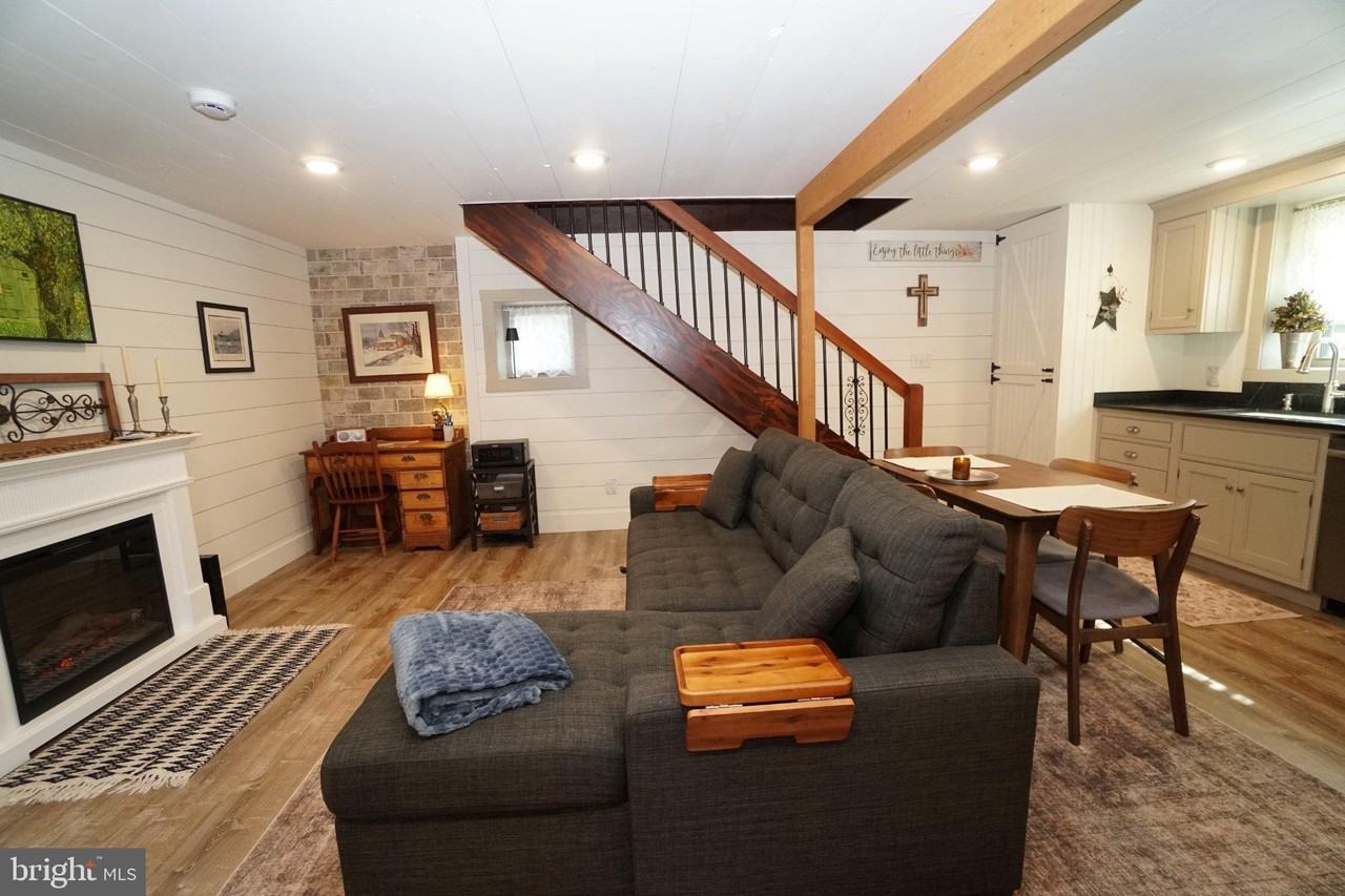 325 E Walnut St - Photo 3 of 15