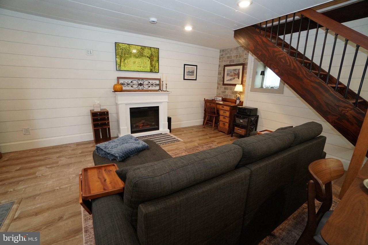 325 E Walnut St - Photo 4 of 15