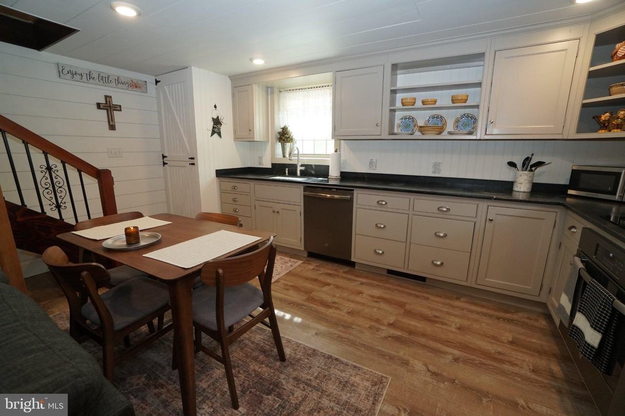 325 E Walnut St - Photo 5 of 15