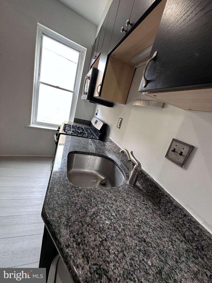 909 S 8th St #2ndFL - Photo 7 of 17