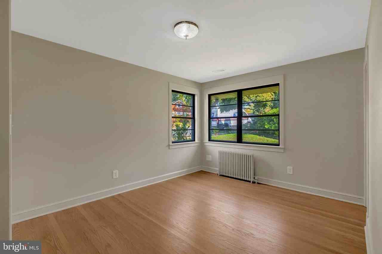2727 N Dinwiddie St - Photo 4 of 32