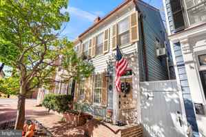 featured image of 425 Queen St