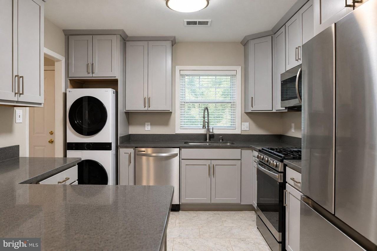 434 Greenbrier Ct - Photo 2 of 12