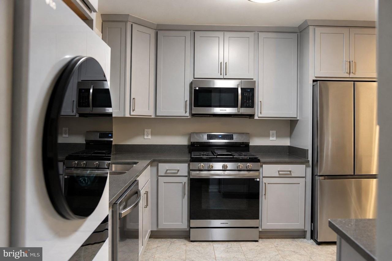 434 Greenbrier Ct - Photo 3 of 12