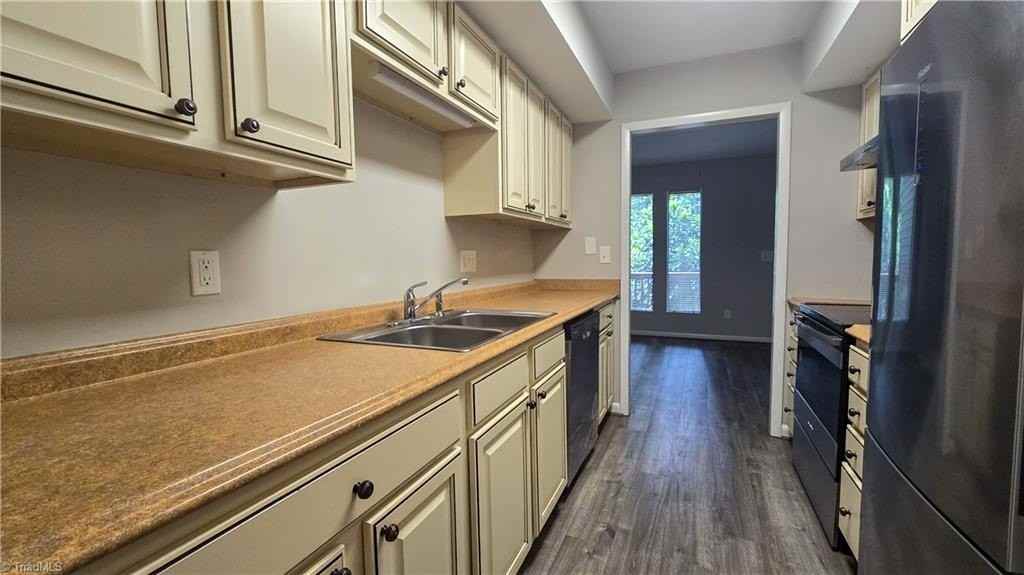 3830 Heathrow Dr - Photo 5 of 12