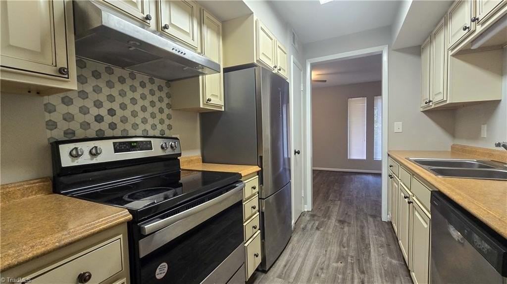 3830 Heathrow Dr - Photo 6 of 12