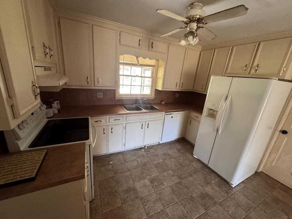 2007 Trowbridge Rd - Photo 3 of 11