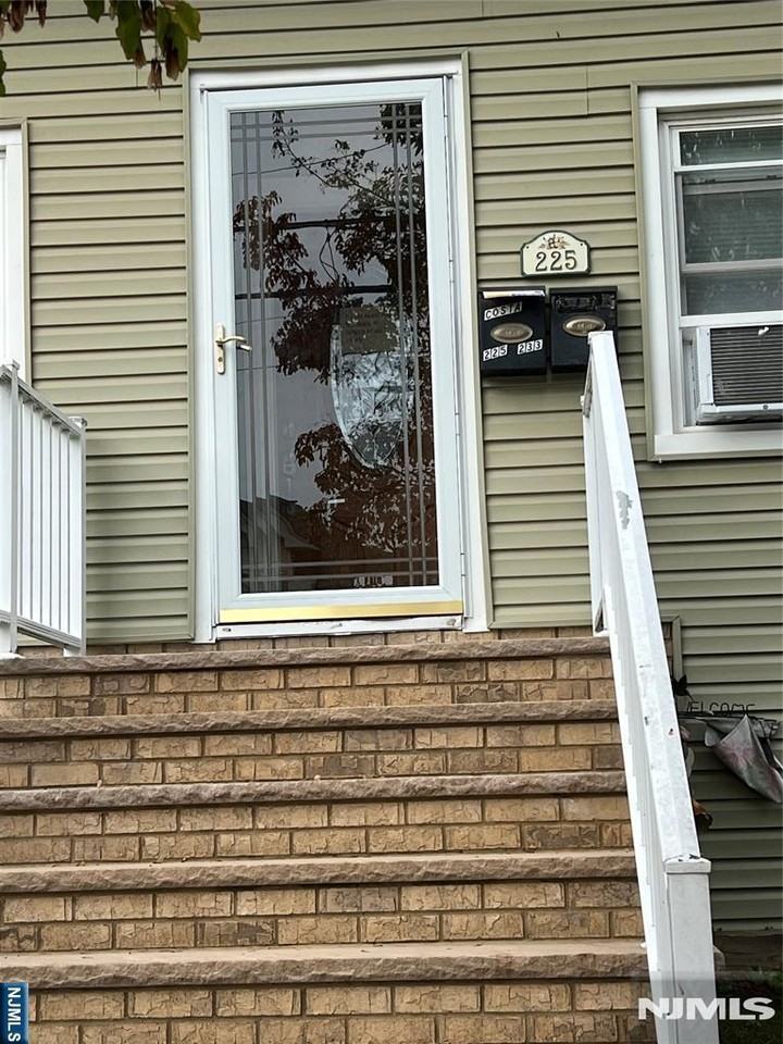 225 Argyle Pl - Photo 2 of 13