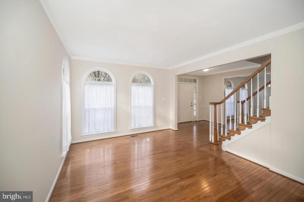 39 Walt Whitman Blvd - Photo 4 of 50